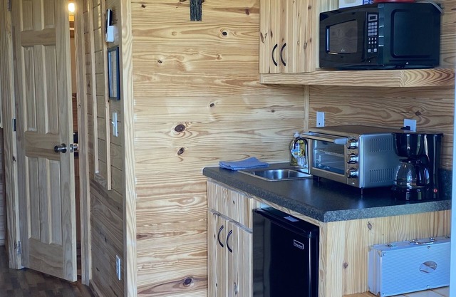 2 Cozy Tiny Homes 1 mile from Lake Hartwell
