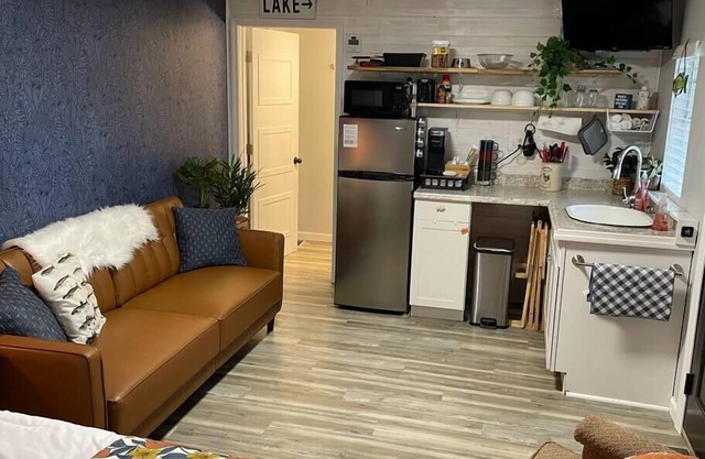 Cozy tiny home cabin in Eva, TN near Kentucky Lake