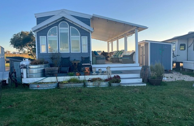Cozy TINY HOME in Sandbridge by the bay and so close to the beach!
