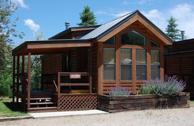 Cozy "Chalet" Style Cabin at Three Rivers Resort
