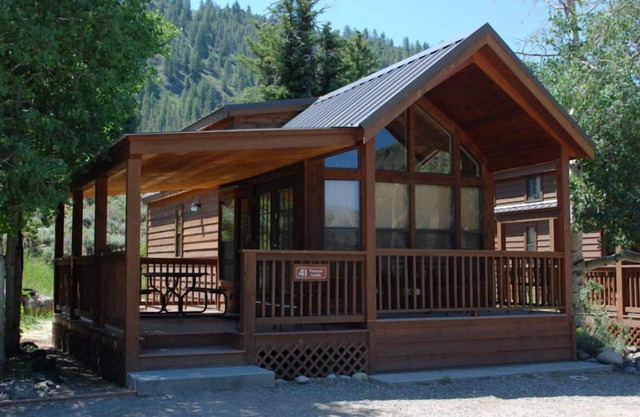 Cozy "Tiny Home" style Cabin Perfect for Couples and Families