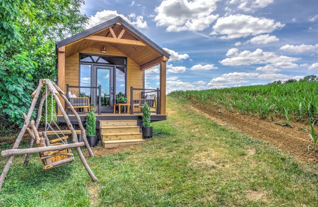 Cozy tiny home with 1 bedroom and WiFi, serene & peaceful glamping