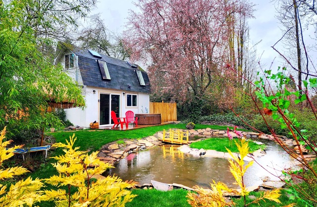City paradise, cottage w/ hot tub, king bed, nature