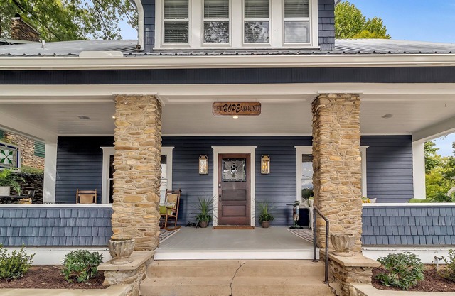 COZY-TOTALLY RENOVATED RETREAT - OVERLOOKING LAKE JUNALUSKA! LET HOPE ABOUND!