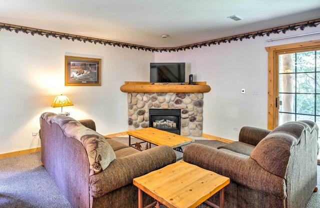 2BR North Utica Townhouse w / 2 cheminées!