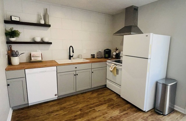 Cozy townhome just 10 mins to downtown!