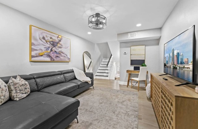 Cozy townhome perfectly situated to be close to both St Pete and Tampa.