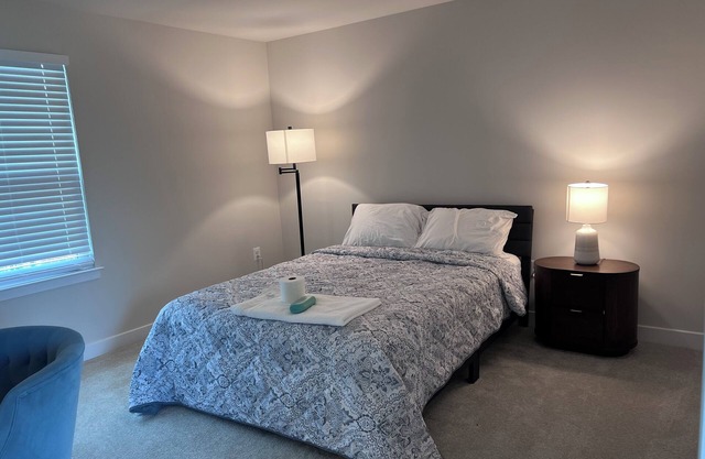 Cozy townhome private master bedroom in serene Chillum with AC, WiFi,