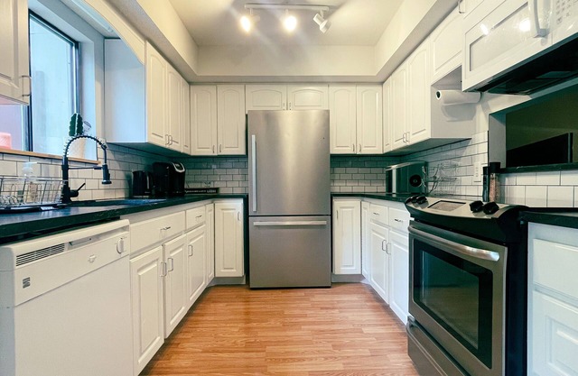 Cozy Townhome w/3 BR,Quiet & Family Friendly