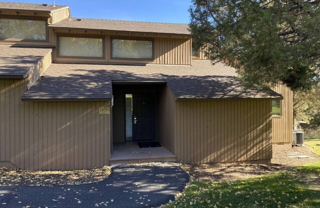 Cozy townhome w/ hot tub on the Deschutes River minutes from the airport!