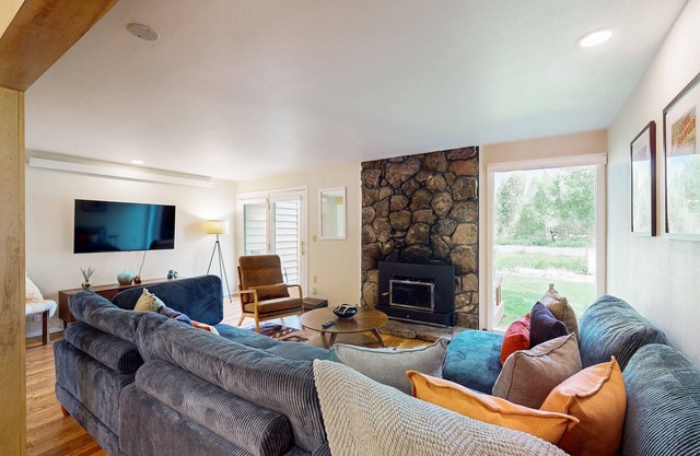 Cozy townhome with fireplace, deck, WIFI, mountain views, great location