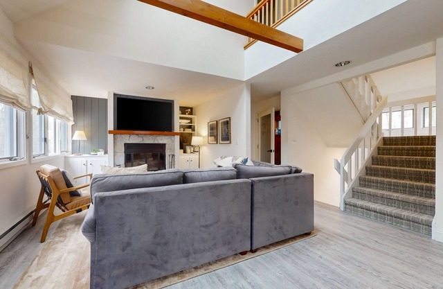 Cozy Townhome with Shared Pool & Tennis, W/D & Wood-Burning Fireplace
