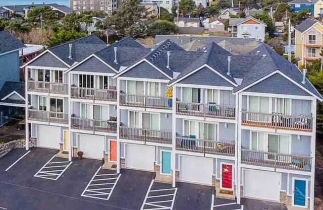 Cozy TownHouse 1/2 Block to Beach Access