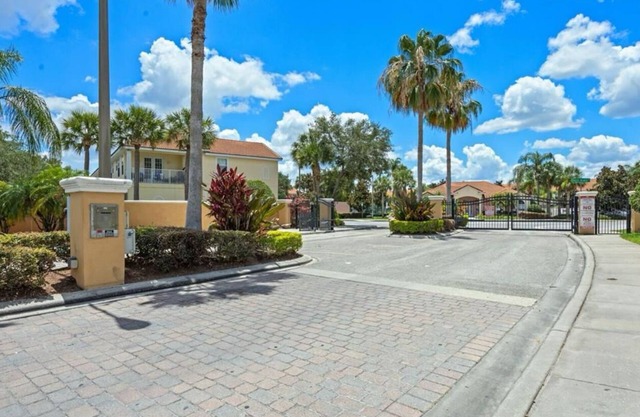 Cozy townhouse close to Disney, Universal parks, restaurant with prkg free