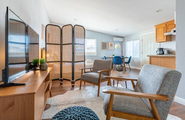 Cozy Traveler’s Pad Pet-friendly: King Bed, Kitchenette, Laundry, Parking, and Designated Parking