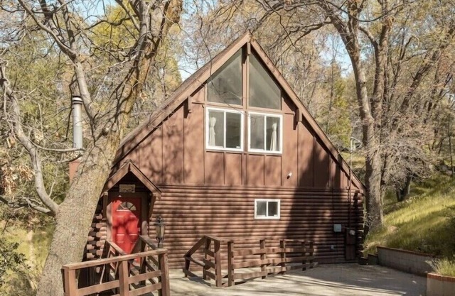 Un A-Frame moderne à trois niveaux, récemment rénové.