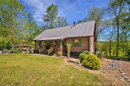 Cozy Trenton Cabin with Spa about 15 Mi to Lookout Mtn!