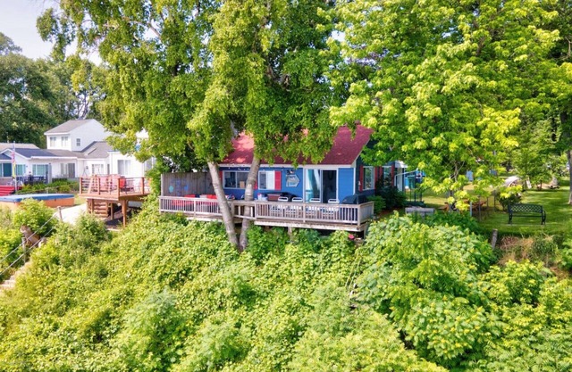 Cozy Trio Cottages! Gorgeous Sandy Beach w 3 Homes