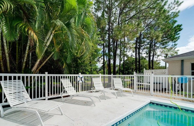 Cozy tropical getaway - Pool/ BBQ/Pet friendly