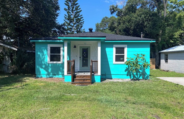 Cozy Turquoise Cottage – 2-Bedroom Gem in the Heart of Pinellas County!