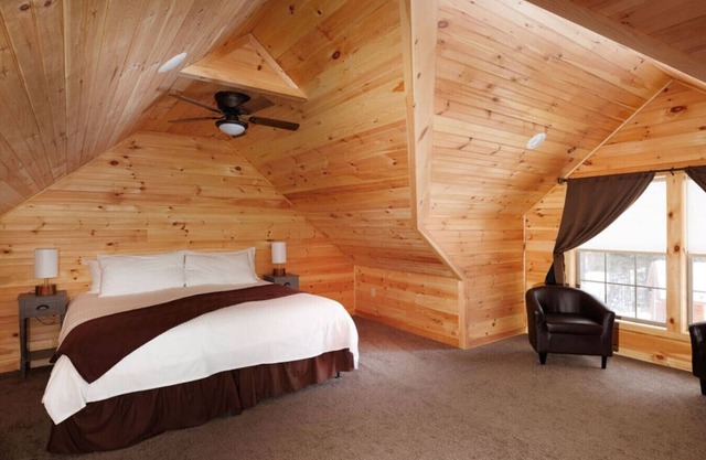 Cozy Two-Bed Cabin Townhouse Retreat