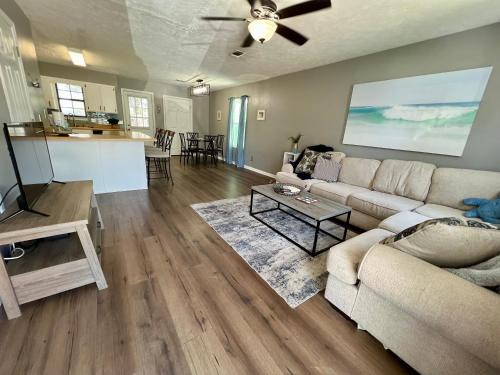 Cozy Two-Bedroom Cottage-5min walk to beach!