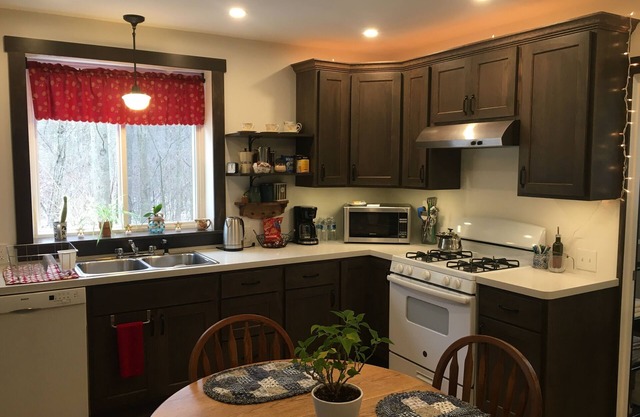 Cozy two bedroom house close to Middlefield, and close to Route 80 and 422