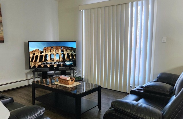 Cozy Two Bedroom Apartment in Westpark with Energized Parking and Wi-Fi Incl.!