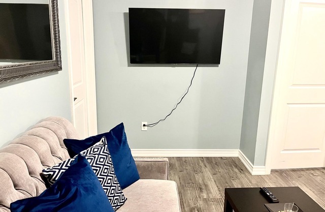 Cozy two bedroom apartment close to Downtown