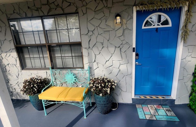 Cozy two story townhome, only 5 min away from Beautiful Emerald Coast.