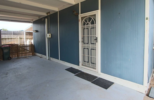 Cozy Unit with pool just outside and fireplace 2mins drive to beach or town