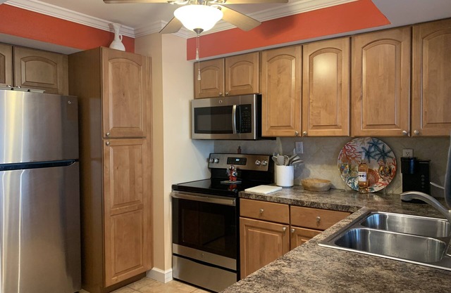 Cozy upscale furnished condo in lovely St Pete close to beach and restaurants