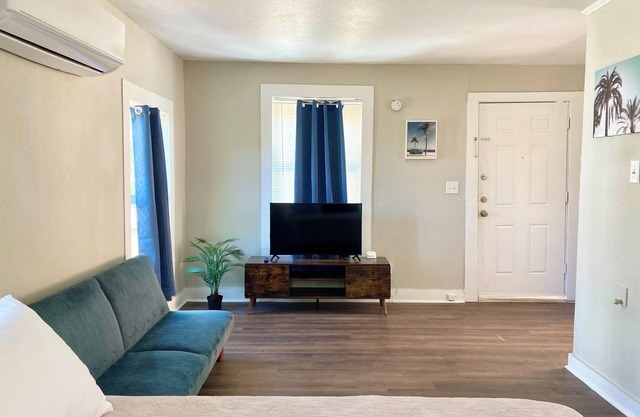Cozy Upstairs Studio with Fast WiFi + Full Kitchen. Centrally Located!