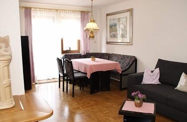 Cozy holiday home with fireplace and flat screen TV, perfect for 2 people
