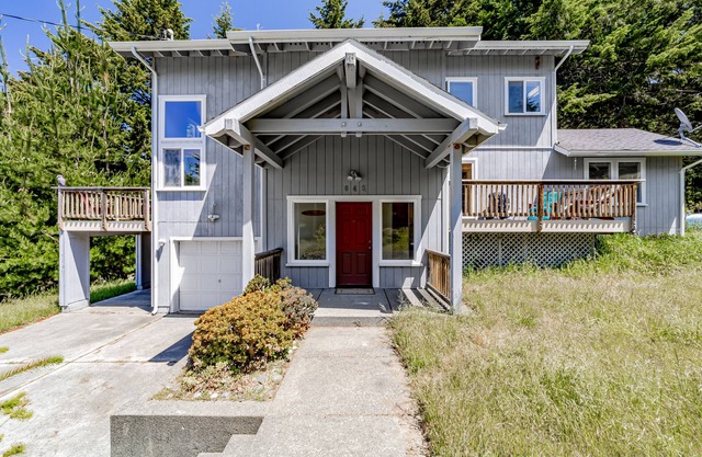 Cozy vacation getaway with ocean views, grill, games, W/D, & wood stove