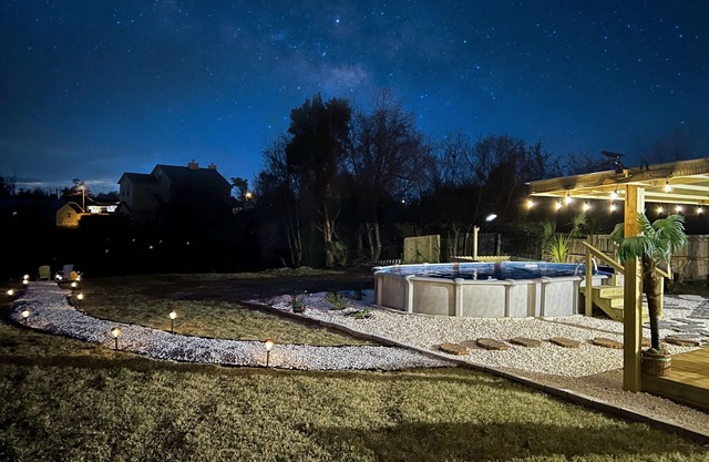 COZY VACATION RETREAT IN PANAMA CITY WITH POOL, HOT TUB ON LAKE MARTIN.