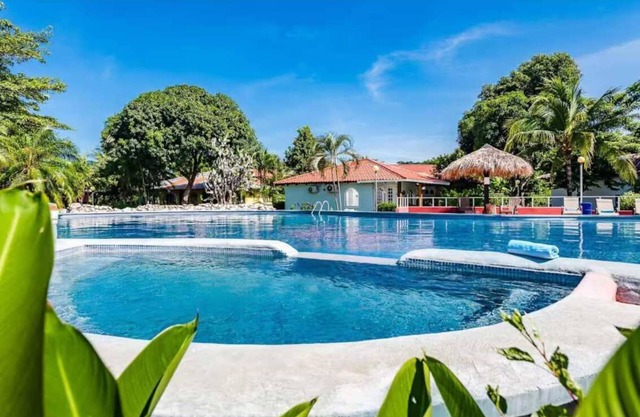 Charming Villa w - Shared Pool