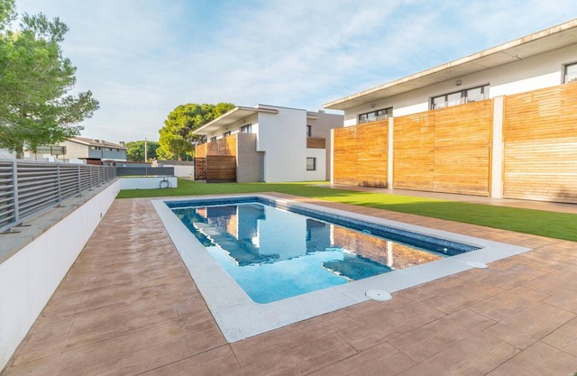 Cozy villa with communal pool