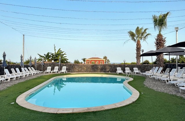 COZY RUSTIC WITH ETNA VIEW A FEW KILOMETERS FROM THE SEA WITH INDOOR PARKING SPACES