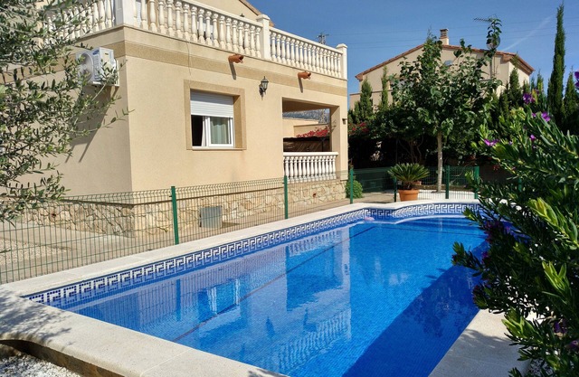 Villa confortable avec piscine privée avec clôture de sécurité et wifi.
