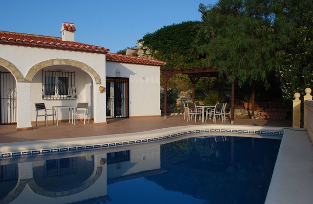 Villa confortable avec piscine privée, vue sur la vallée, la mer et montagnes.