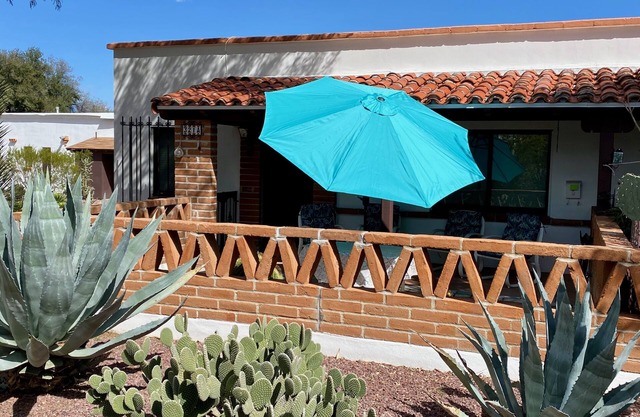 Cute & Cozy Vintage Two Bedroom In Green Valley
