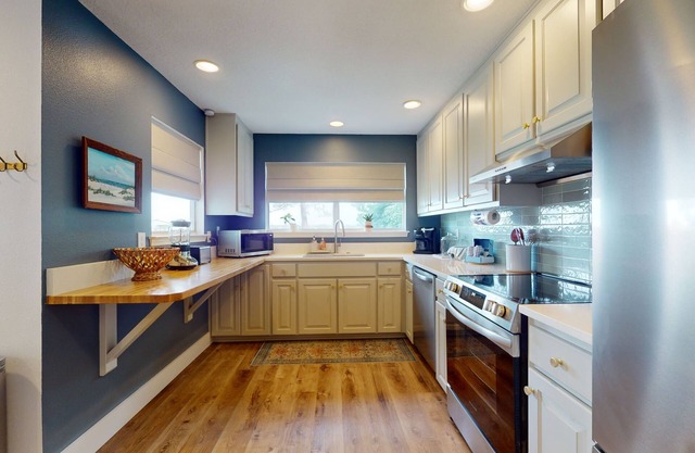 Cozy waterfront cottage, pet friendly w deck and shared dock