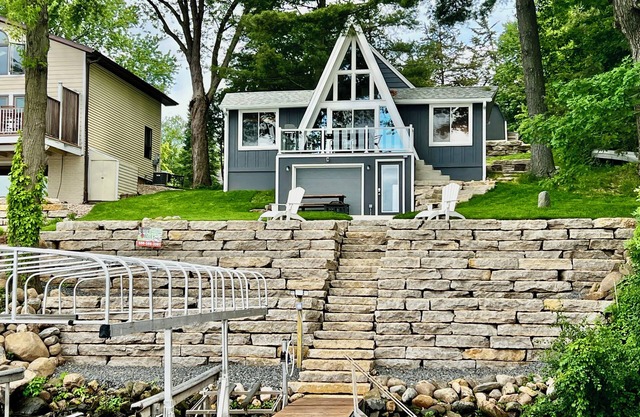 COZY WATERFRONT CABIN, ON SUNSET BAY, LAKE WISCONSIN !! SUMMER AND WINTER FUN !!