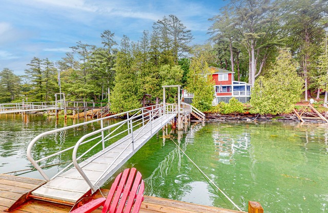 Cosy, maison de style cabane front de mer avec quai privé et jolies vues!