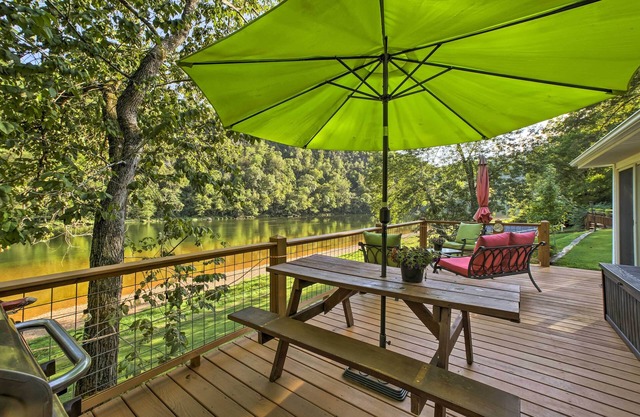 Cozy Waterfront Cottage w / terrasse sur la rivière blanche!