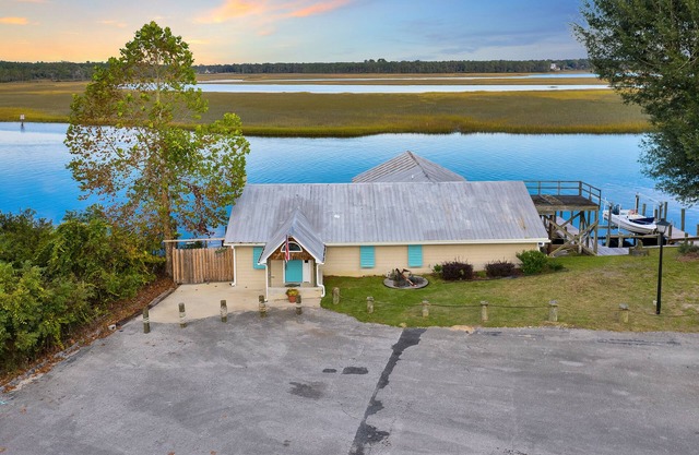 Cozy Waterfront Home! 2BR / 2BA Grand pont couvert * quai de pêche * quai flottant pour bateau