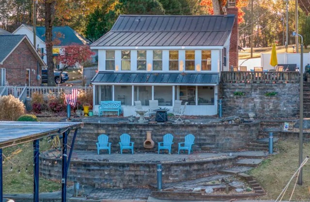 Cozy Waterfront Lake Cottage near RTJ Golf Course!
