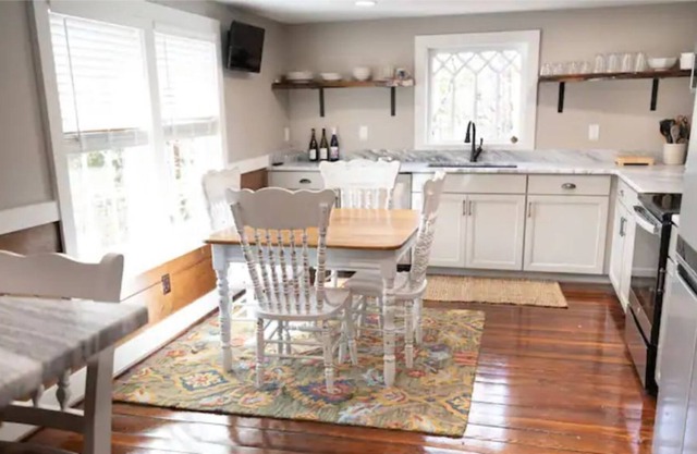 Cozy waterfront newly renovated cottage!
