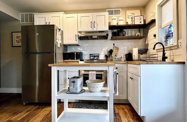 Modern One Bedroom Apt on Waterfowl Pond - Newly Remodeled - Dog Friendly